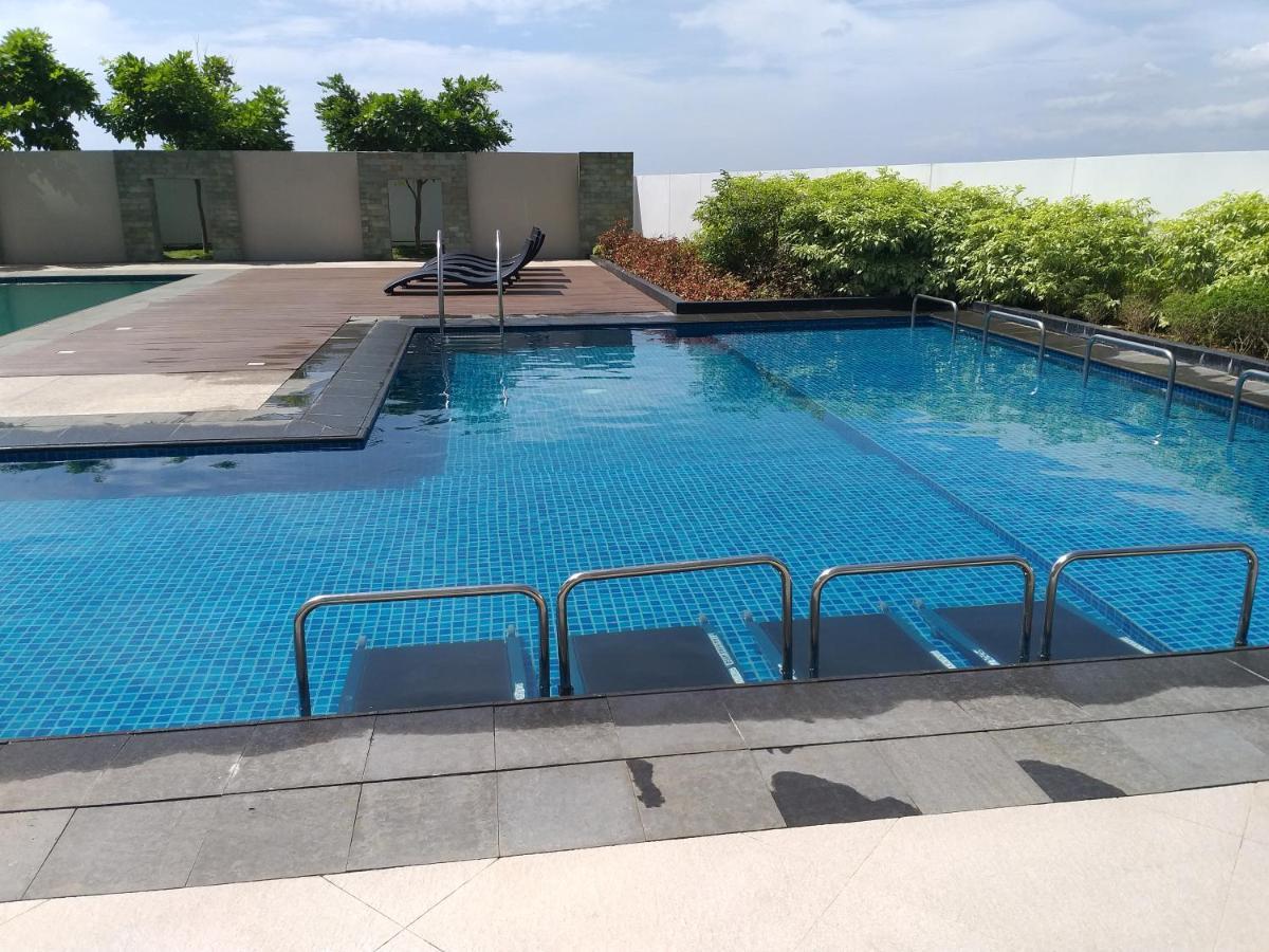 セブ市 Mactan Newtown With Sun Set And Garden Viewアパートホテル エクステリア 写真