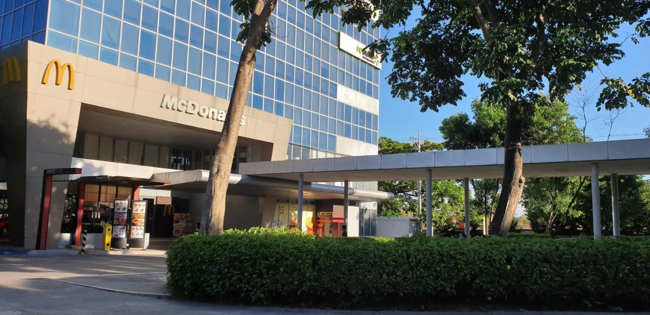 セブ市 Mactan Newtown With Sun Set And Garden Viewアパートホテル エクステリア 写真